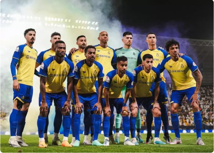 "Skuad Al-Nassr 2024 berfoto sebelum pertandingan Liga Pro Saudi, siap mencetak sejarah baru dengan prestasi gemilang.