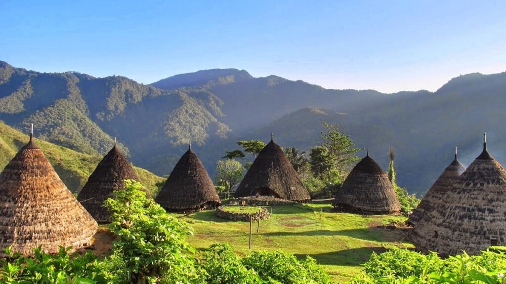 Rumah adat Mbaru Niang di Desa Wae Rebo, Flores, destinasi wisata budaya yang tersembunyi di Indonesia