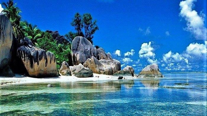 Pantai Tanjung Tinggi di Pulau Belitung, terkenal dengan batu granit besar dan air laut yang jernih