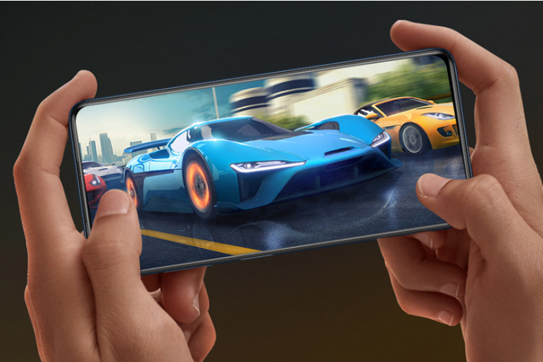 Seorang gamer memainkan game balapan di smartphone gaming murah tahun 2025