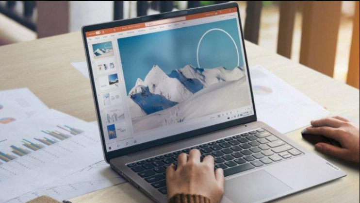 Laptop baru digunakan untuk mendukung produktivitas kerja di tahun 2025.